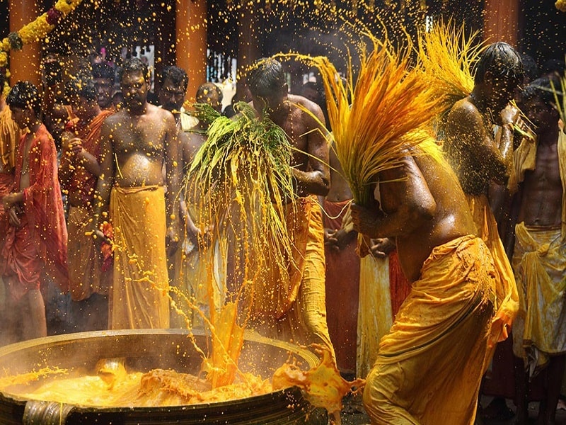 Manjal Kuli – Kerala holi celebration