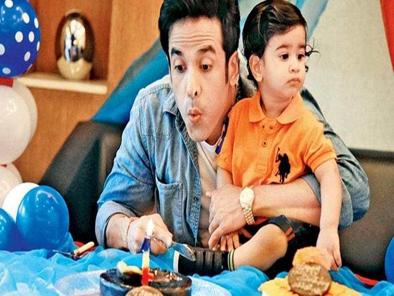 tusshar kapoor with his son