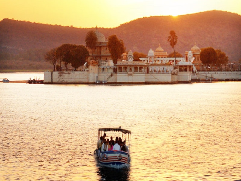 Boat-Ride-to-Jag-Mandir-Palace